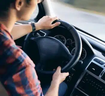 un homme dans une voiture