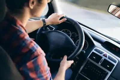 un homme dans une voiture