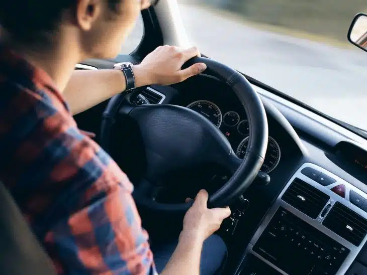 un homme dans une voiture