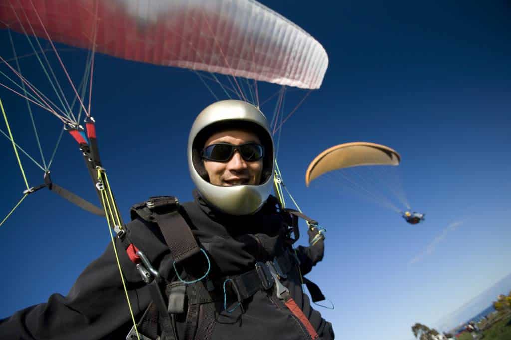cadeau homme anniversaire activités saut parachute parapente loisirs hélicoptère vol stage pilotage sensations fortes