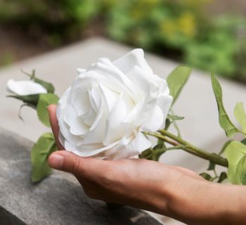 Choisir le bon soliflore pour columbarium : allier esthétique et fonctionnalité