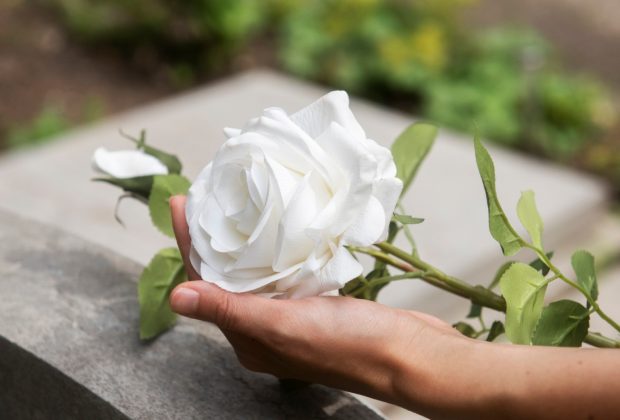 Choisir le bon soliflore pour columbarium : allier esthétique et fonctionnalité