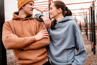 Couple look : coordonner ses tenues à deux sans se déguiser