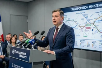 Ministre des Transports français prenant la parole lors d'une conférence de presse sur les promesses de transports du quotidien en 2026